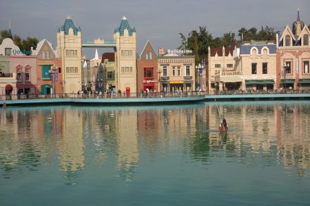 Magic City v Taškentu - obdoba Disney Landu,  v jezeře zřízenec vybíral dlouhou tyčí odpadky.